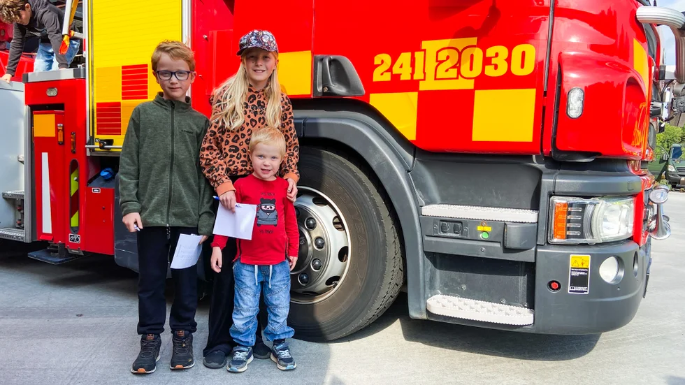 Joel, 8 år, Elsa, 10 år och Gustav, 3 år, alla med efternamnet Karlsson tittade på brandbilar, gick tipspromenad och pratade med hemvärnssoldater. "Vi pratade krigsstrategi", säger Joel Karlsson.