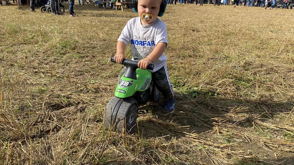Nils Mikkola, 1,5 år övar inför framtida race.
