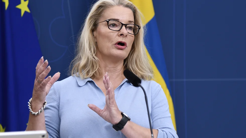 Skolminister Lotta Edholm (L) bjuder till samtal. Arkivbild.