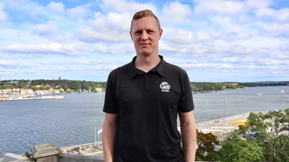 Robert Kimby på fjolårets hockeyallsvenska upptakt. På årets upptaktsträff, på torsdag, har han Djurgårdströjan på sig.