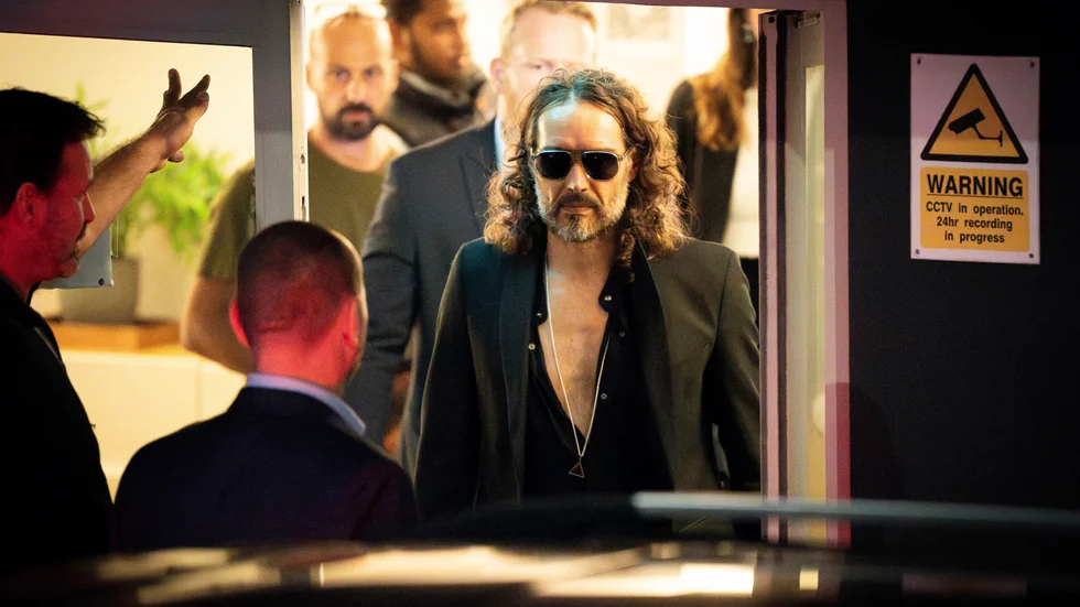 Russell Brand på väg ut från Troubabour Wembley Park Theater i nordvästra London, där han uppträdde i lördags samtidigt som Channel 4-dokumentären sändes.