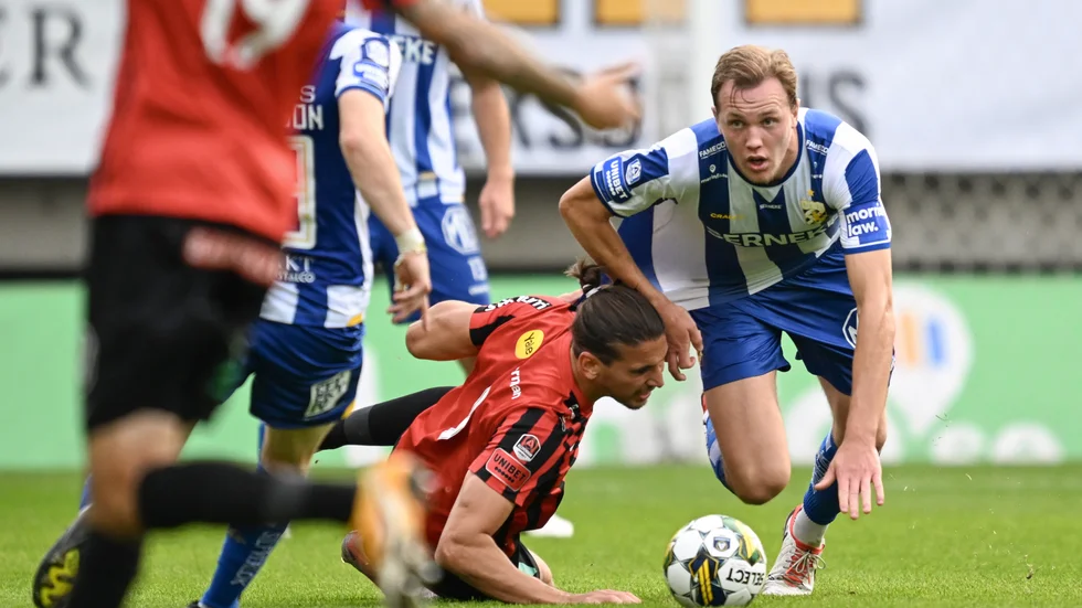 IFK Göteborgs Adam Carlén får Brommapojkarnas Nikola Vasic på fall i det allsvenska bottenmötet.