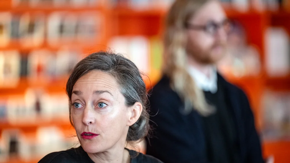 Kurator Elisabeth Millqvist hoppas att utställningen ska bidra till Moki Cherry blir permanent inskriven i den svenska konsthistorien. Utställningens andra kurator, Andreas Nilsson, i bakgrunden.