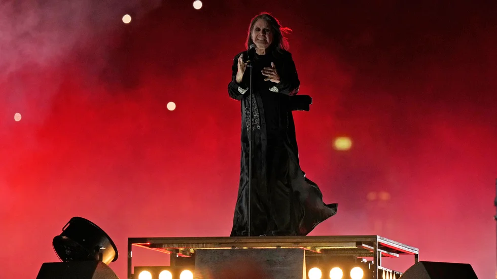 Ozzy Osbourne under en konsert i augusti 2022. Artisten har ställt in konserter och genomgått en rad operationer. Arkivbild.