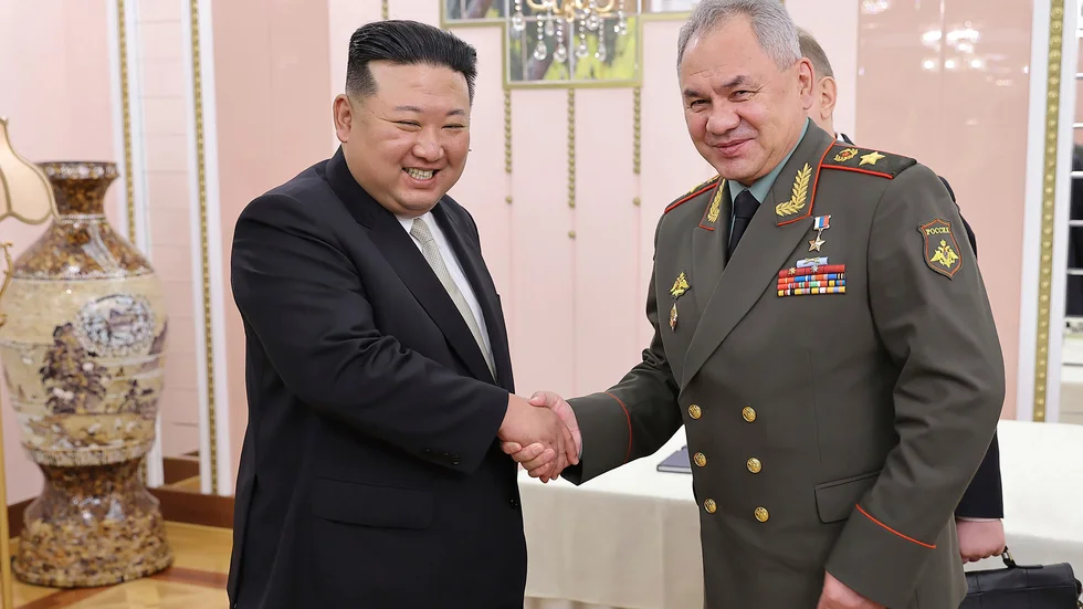 På detta foto, tillhandahållet av Nordkoreas regim, skakar Nordkoreas diktator Kim Jong-Un hand med Rysslands försvarsminister Sergej Sjojgu i Pyongyang.