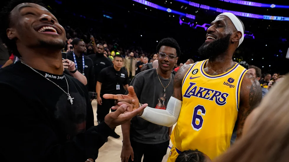 Bronny James (till vänster i svart) tillsammans med pappa LeBron James. Arkivbild.