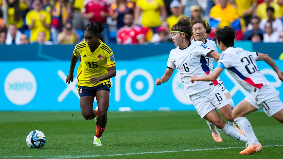 Colombias Linda Caicedo, i gult, övervann cancer för tre år sedan. Nu har hon gjort mål i fotbolls-VM.