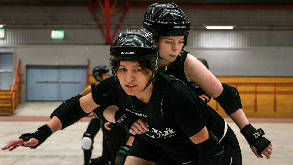 Hedvig Johansson och Siri Gulliksson Snäll i ett av de sista träningspassen inför resan till junior-VM i Roller derby.