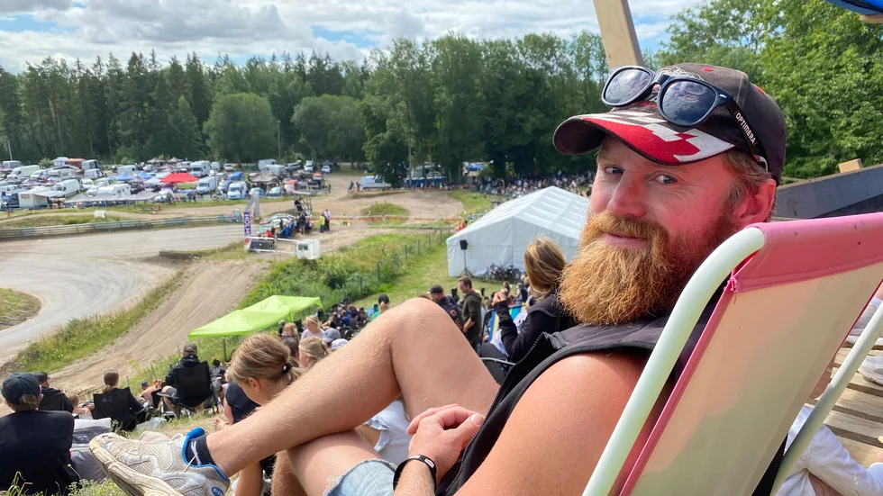 Motalakillen Dennis Bergqvist, tävlandes för VÖMK, gick på onsdagen vidare i Folkracefestivalen. På torsdagen njöt han på läktarberget.