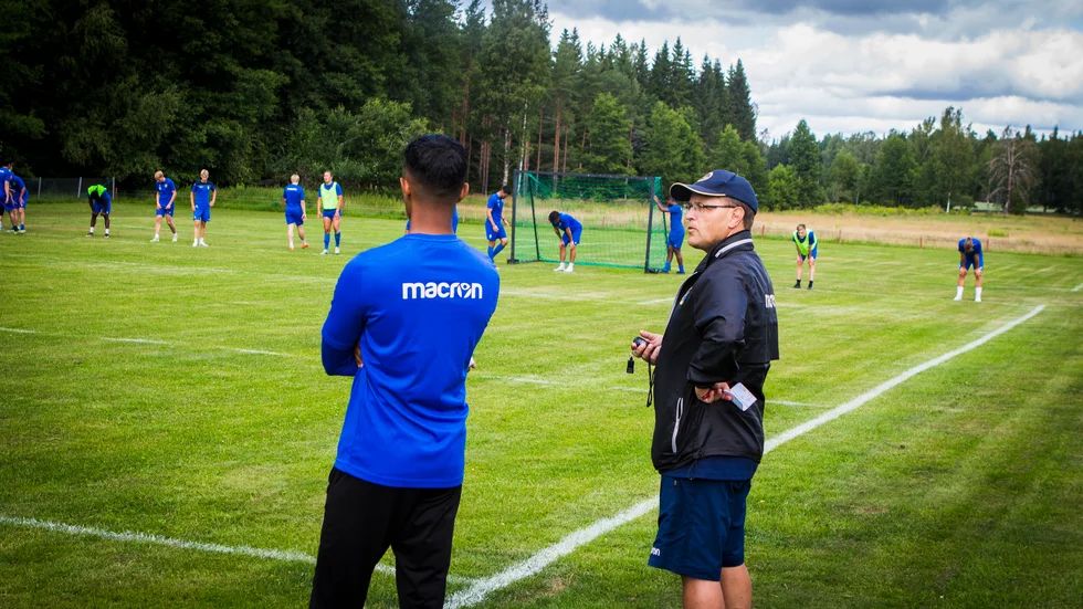 Fredrik Jansson, huvudtränare i VFC, kollade tiden när killarna gjorde sin intervallträning. 