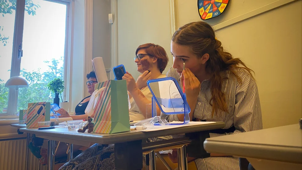 "Det känns både bättre och lättare än jag trodde det skulle göra", säger deltagaren Ylva Lidhen som testar sminka sig till dragking för första gången.