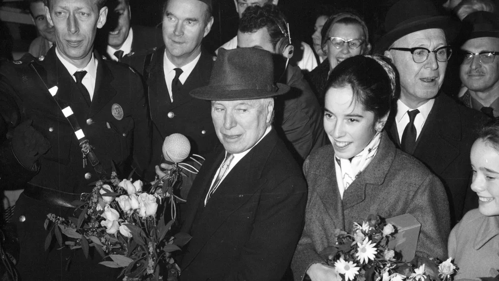 Josephine Chaplin tillsammans med sin pappa Charlie Chaplin vid ett besök i Sverige 1964. Arkivbild.