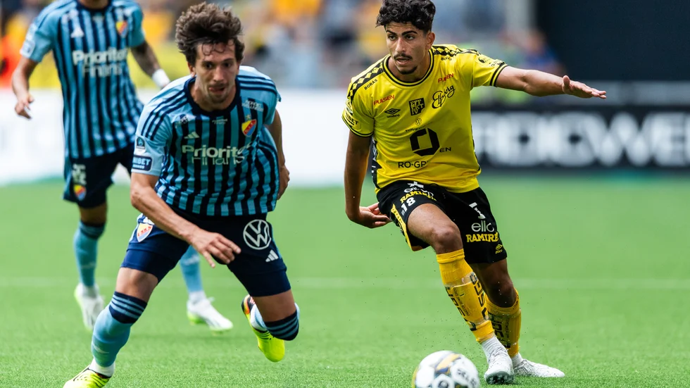 Djurgårdens Gustav Wikheim och Elfsborgs Ahmed Qasem i den allsvenska matchen i Stockholm senast. Motalakillen Qasem har fått ett lyft och nu stundar seriefinal mot Häcken på lördag.