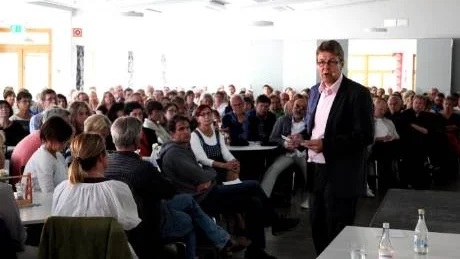 Ekonomisk kris. I våras informerade Jan Holmquist lärare och personal om den ekonomiska krisen inom gymnasieskolan. Nu ska utbildningarna bli färre och därför bjuds allmänhet och berörda in till dialogmöten om framtidens skola.FOTO: HENRIK RADHE