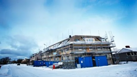 Flerfamiljshuset på Visborgsgatan som byggdes om och till, men som fick bygglovet återkallat för att länsstyrelsen ansåg att det blivit för högt.foto: linda berglund/arkiv