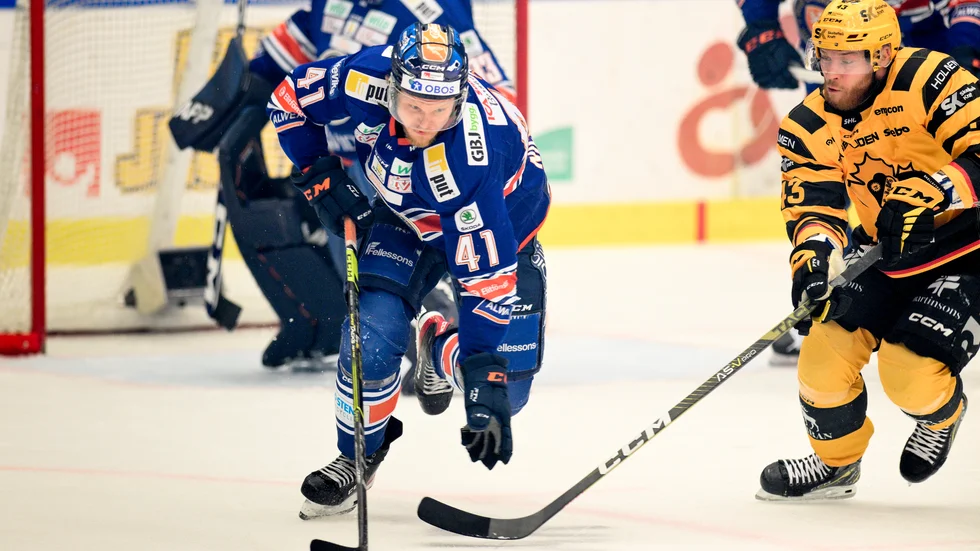 Växjös Ludvig Nilsson, till vänster, stängs av i fyra matcher. Arkivbild.