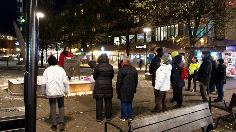 Under ljusmanifestationen hölls, utöver tal, även en tyst minut för alla personer som dött på arbetet.