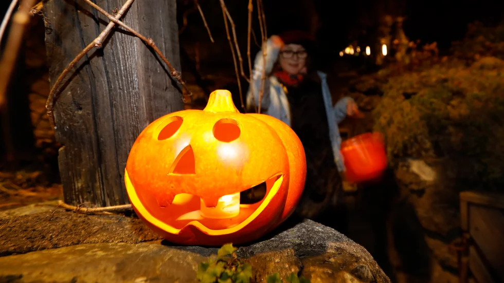 Det är roligt att skrämmas på Halloween, men att skrämma polisen kan få farliga följder. 