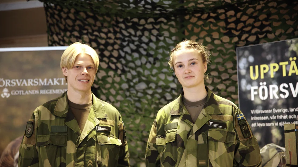 Edvin Nilsson och Sara Karlsson på Försvarsmakten tipsar om att våga testa nya saker när man ska ut i arbetslivet.