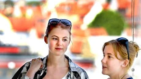 Funderar. Malin Andersson och Emmy Atterving från Stockholm blev sugna på att plugga i Visby under besöket. Nu har de åkt hem för att fundera på om det blir studier på campus i Visby.