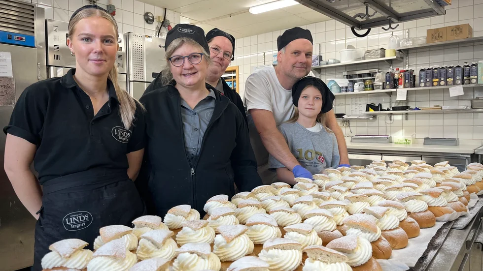 Frida Björk, Virginia Suomela,  Maria Lindell, Magnus Olsson, Julie Olsson har bakat ett par hundra semlor under dagen.