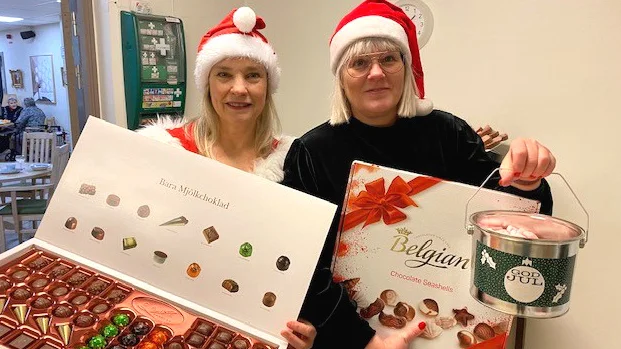 Anna Hellerstedt och Ulrika Jeansson jobbade ideellt på julafton. Numera har det blivit en årlig tradition.