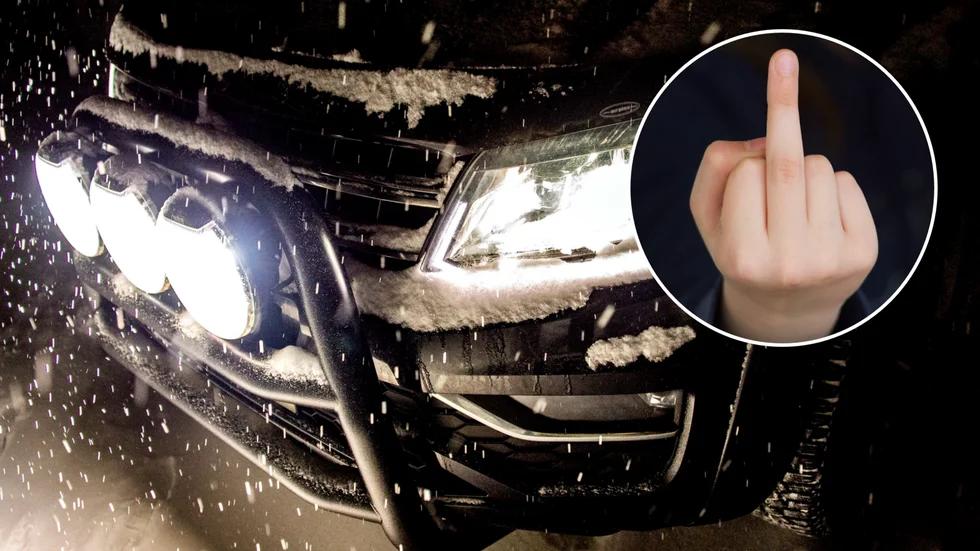 Mannen blinkar med helljuset och visar sedan fingret.
"Ta regnummer och tipsa oss", säger polisen.