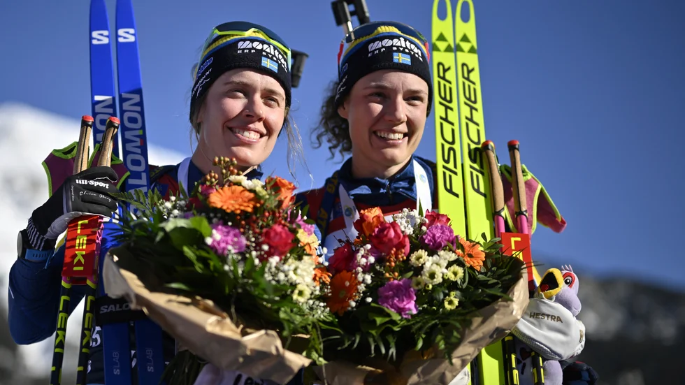 Systrarna Elvira Öberg, till vänster, och Hanna Öberg skiner ikapp efter dubbla pallplatser.