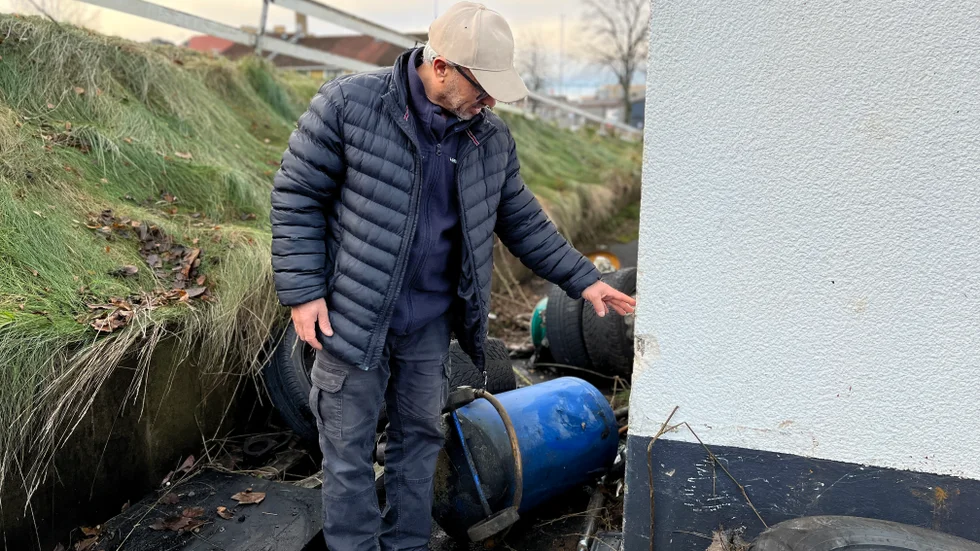Efter att bilen körde över slänten på Sankt Persgatan syns bara ett litet märke på fasaden till byggnaden där Salman Al-Asady, 57, driver bilverkstad.
