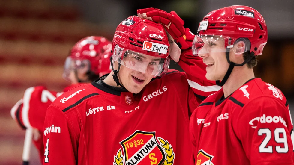Almtunas målkung Alexander Ljungkrantz spelade med Brynäs förra säsongen och får nu en ny SHL-chans med Färjestad. Här ses han med Oscar Birgersson /29).