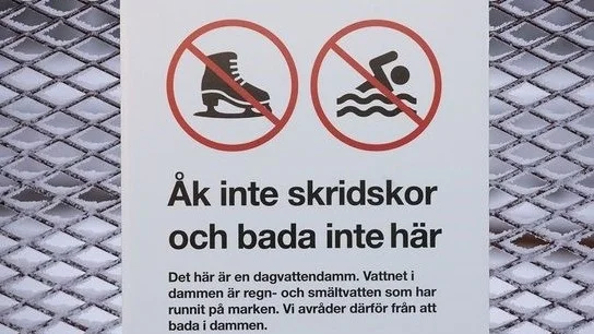 Nu avråds allmänheten från skridskoåkning och bad i kommunens dagvattendammar. 