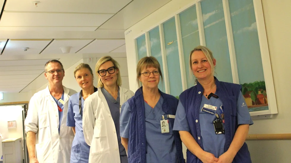 Hendrik Bamberg, Emma Bäck, Emma Starck, Jeanette Berg och Karin Jelili Ytterholm har tillsammans närmare hundra års erfarenhet av cancervård, och de kan konstatera att det skett många förbättringar de senaste decennierna.