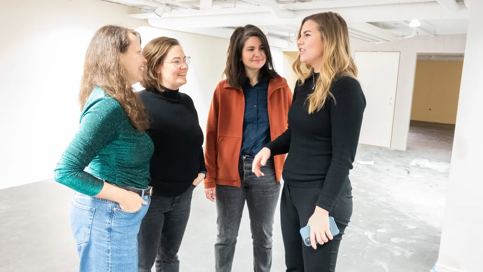 Evelina Rydeker (Mp), kommunalråd och ordförande i kultur- och fritidsnämnden, slöjd- och formkonsulenterna Sofia Öberg och Linnea Nilsson och Emelie Kjellner från Diös ser sig om i lokalerna högst upp i Shopping galleria.