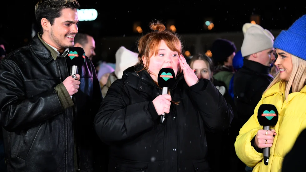 Linnéa Wikblad (i mitten) programledare för "Musikhjälpen."