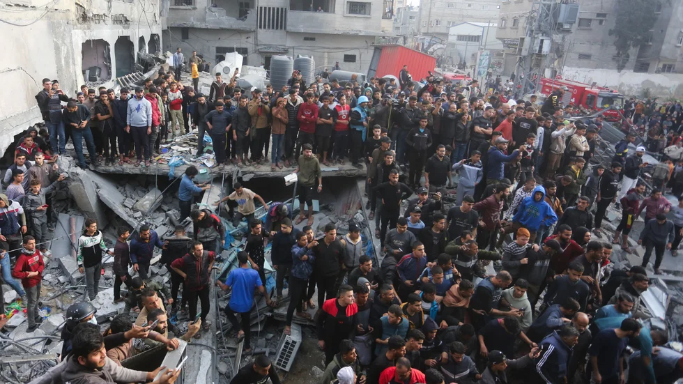 Förödelsen efter ett israeliskt bombanfall mot Rafah i södra Gaza inspekteras.