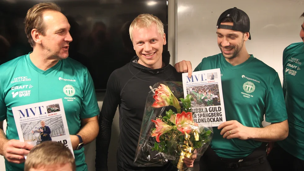 Bäst 2023. Viktor Spångberg får Guldklockan för årets idrottsprestation i Motala-Vadstena och delar glädjen med tränaren Michael Carlsson och lagkamraten Christoffer Fagerström. Spångberg är en spelare fostrad i IFK Motala som vuxit ännu mer i VSK.