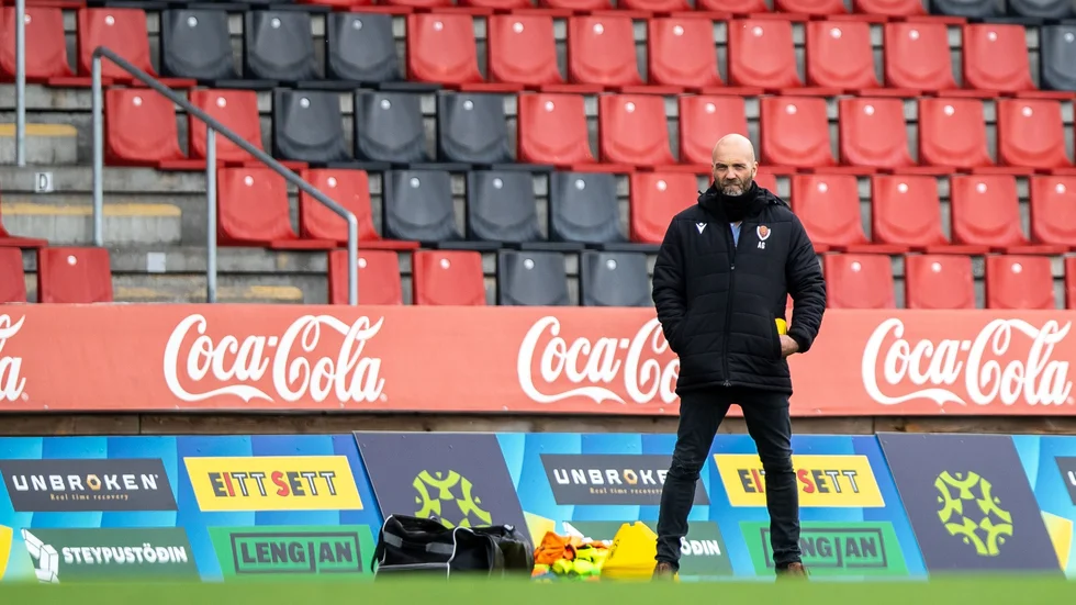 Arnar Gunnlaugsson fortsätter i Vikingur som ska kvala till Champions League nästa säsong.