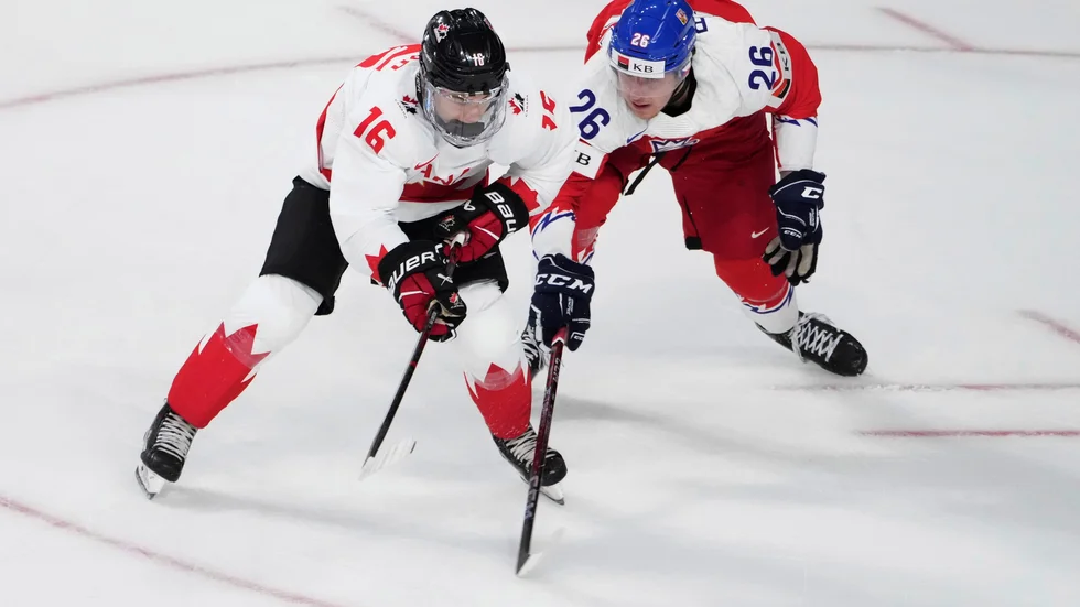 Connor Bedard, till vänster, i förra säsongens JVM-final mot Tjeckien. Arkivbild.