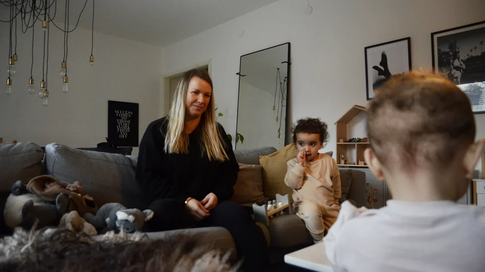 "Jag gör det för barnens skull", säger Deborah Williams som också tycker det är viktigt att lära hennes egna barn, Denali, 3 år och Navi, 1 år, att inte alla har det lika bra som deras familj.