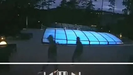 Två maskerade personer ses smyga omkring vid brottsplatsen i skymningen. Det ska enligt förundersökningen vara 19-åringen och 21-åringen.