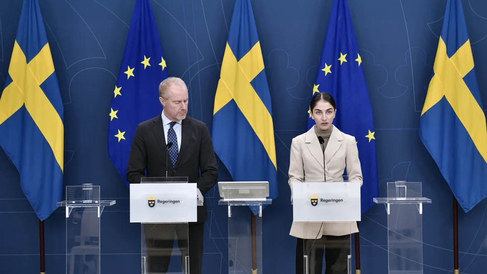 Klimat- och miljöminister Romina Pourmokhtari (L) och chefsförhandlare Mattias Frumerie under en pressbriefing inför FN:s internationella klimatmöte COP28 i Dubai.