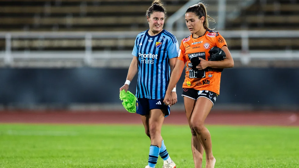 Hayley Dowd, till vänster, lämnar Djurgården. På bilden syns forwarden tillsammans med den tidigare lagkamraten i Morön BK, Carly Wickenheiser.