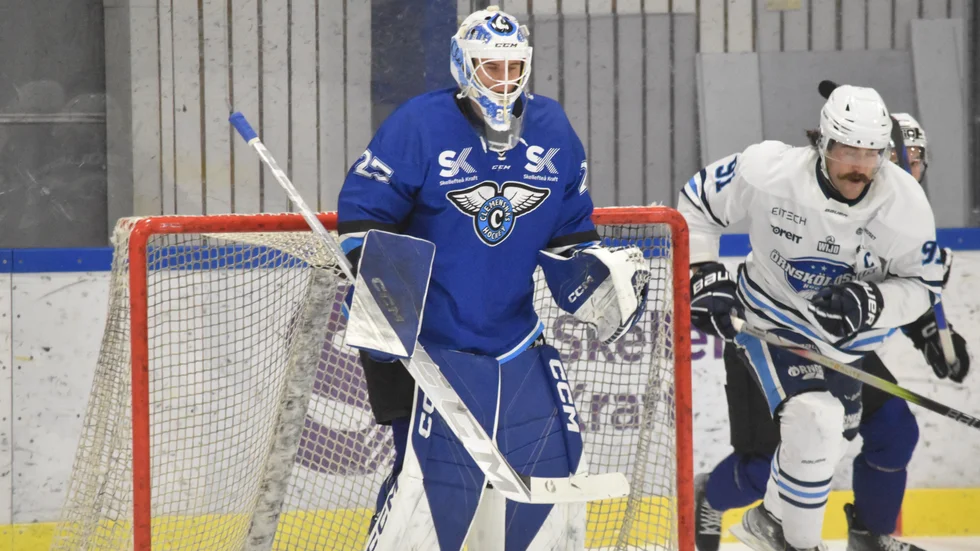 Albin Edlund och Clemensnäs HC pressade Piteå HC hårt och hade ledningen – men målvakten tvingades släppaa fyra puckar i sista perioden.