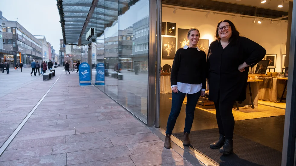 Både Karin Johansson och Josephine Diffner driver verksamhet hemma på gårdarna utanför Mantorp. Nu krokar de arm och storsatsar i nya lokaler i centrum.