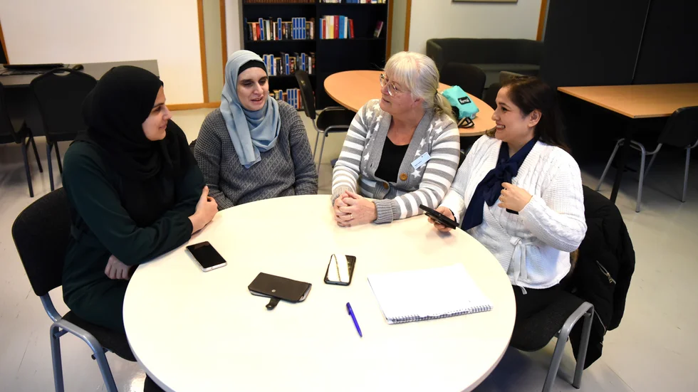 Läraren Maria Aspfors tillsammans med SFI-eleverna Hanaa Zourob, Nisreen Jaloull och Manal Ferman. 
