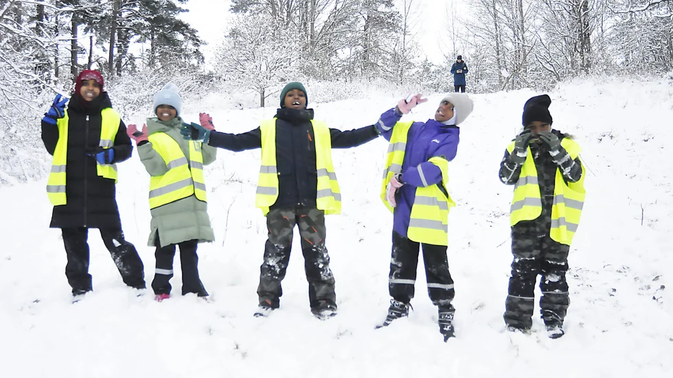 Hafsa, Fatima, Mustafe, Estahil och Jibrii är mycket glada över den nya pulkabacken i lek- och lärskogen i Brandkärr.