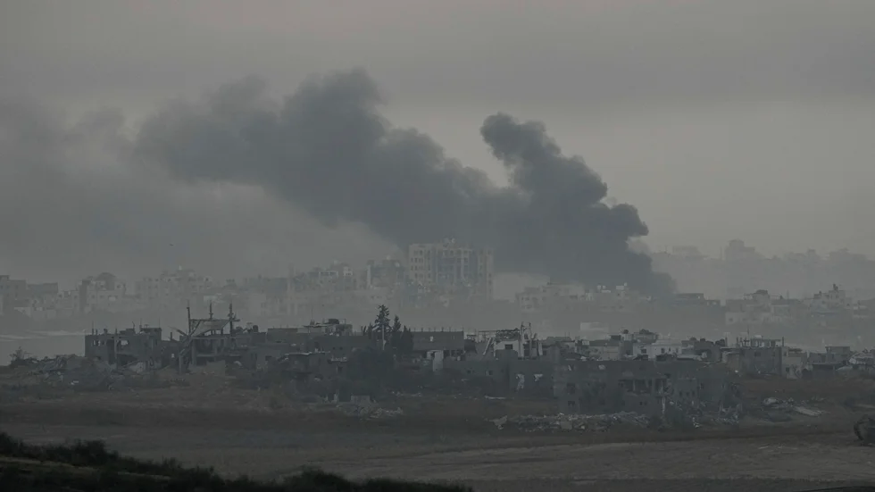Rök stiger mot himlen efter israeliska flygräder mot Gazaremsan. Bilden är tagen på måndagen.