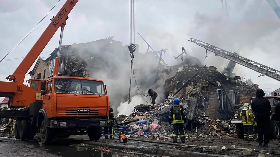 På en bild som tillhandahållits av Ihor Moroz, tillförordnad ledare för regionen Donetsk, syns räddningsarbetare vid en byggnad som skadats i Novohrodivka.