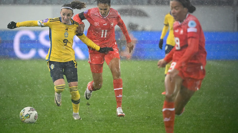 Sveriges Kosovare Asllani och Schweiz Coumba Sow i kamp om bollen under Nations League-matchen, Schweiz och Sverige på Swissporarena i Luzern.