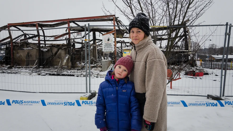 "Jag tror att det är tungt för hela samhället. Man undrar ju varför det började brinna", säger Karin Henly Listermar som bor i Vagnhärad. Hon och dottern Linnéa Henly var på platsen även på lördagen. "Det var eld överallt. Man såg bara mörkt", säger Linnéa Henly.